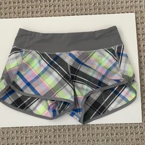 EUC Lululemon plaid speed short size 4